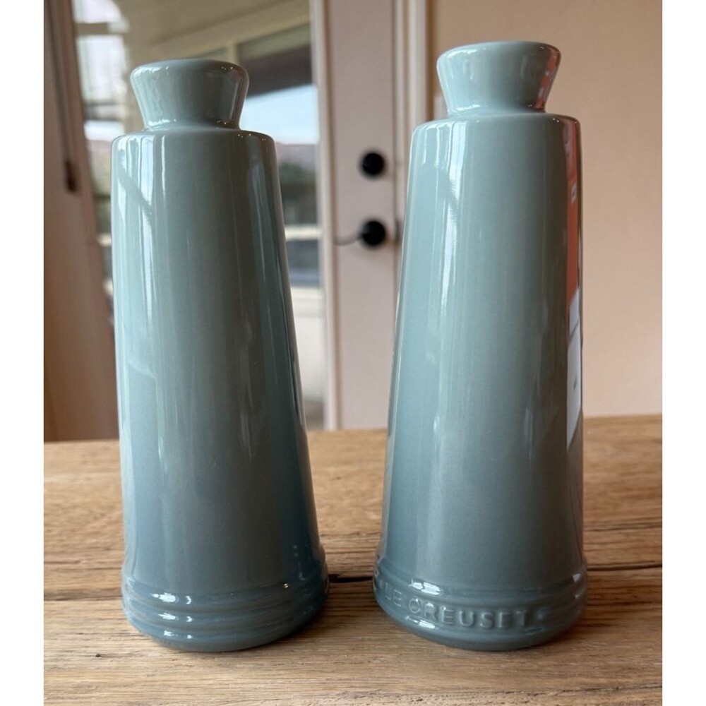 Le Creuset Stoneware Signature 10 oz Oil & Vinegar Set Sea Salt NEW - Picture 3 of 9